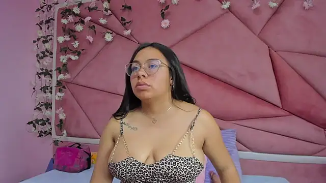 Snapshot of _Violeta_18 chatting on 11.30.25 Violeta 18 online show from 11.30.25