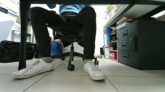 Snapshot of GM51-1988 chatting on 10.22.25 GM51-1988 online show from 10.22.25