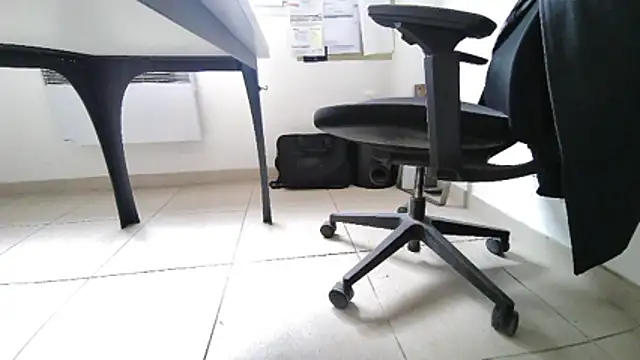 Snapshot of GM51-1988 chatting on 10.31.25 GM51-1988 online show from 10.31.25