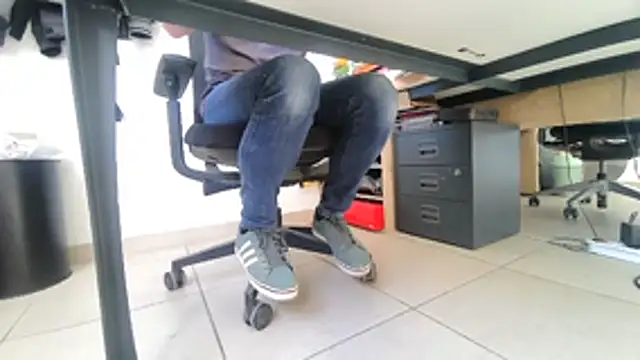 Snapshot of GM51-1988 chatting on 04.08.26 GM51-1988 online show from 04.08.26