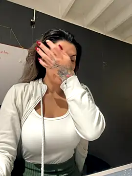 Isabella Varella online show from 11.28.25