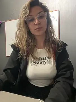 Snapshot of Isabella_Varella chatting on 02.13.26 Isabella Varella online show from 02.13.26