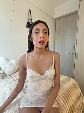 Snapshot of ZaraLuuv chatting on 05.19.26 ZaraLuuv online show from 05.19.26