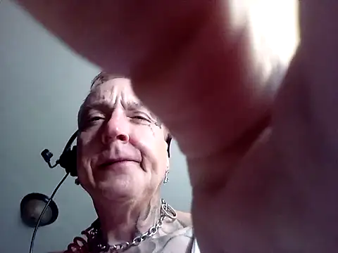 Snapshot of BADCOMPANY123 chatting on 09.10.25 BADCOMPANY123 online show from 09.10.25