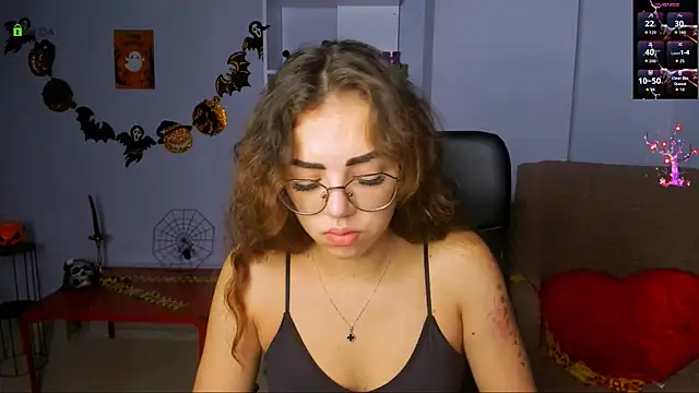 Snapshot of kiki_swan chatting on 10.29.25 kiki swan online show from 10.29.25