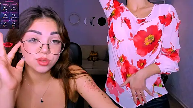 Snapshot of kiki_swan chatting on 11.12.25 kiki swan online show from 11.12.25