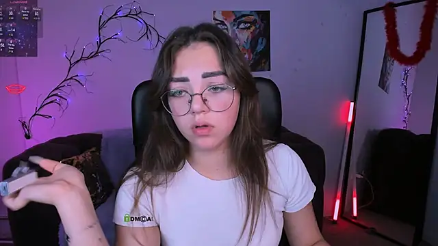 Snapshot of kiki_swan chatting on 11.17.25 kiki swan online show from 11.17.25