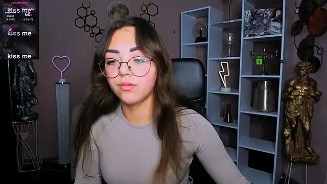 Snapshot of kiki_swan chatting on 11.21.25 kiki swan online show from 11.21.25