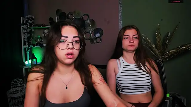 Snapshot of kiki_swan chatting on 11.26.25 kiki swan online show from 11.26.25