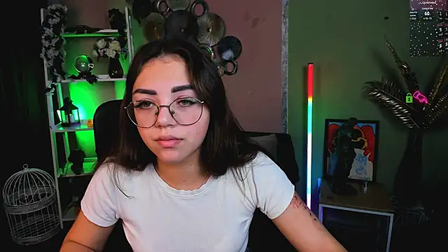 Snapshot of kiki_swan chatting on 12.03.25 kiki swan online show from 12.03.25