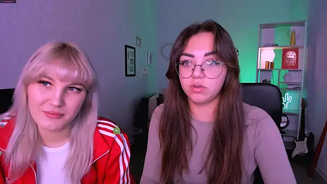 Snapshot of kiki_swan chatting on 12.15.25 kiki swan online show from 12.15.25