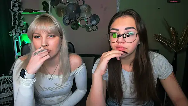 Snapshot of kiki_swan chatting on 12.22.25 kiki swan online show from 12.22.25