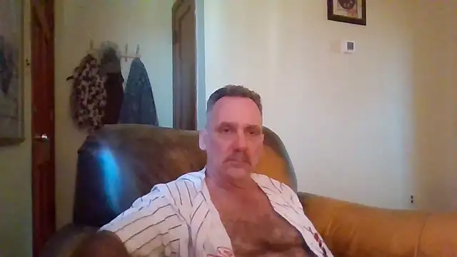 Snapshot of HunkofRock chatting on 11.11.25 HunkofRock online show from 11.11.25