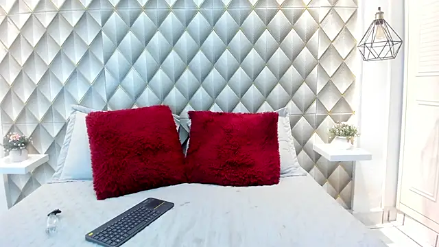 Snapshot of Hanna_Kupper chatting on 03.11.25 Hanna Kupper online show from 03.11.25