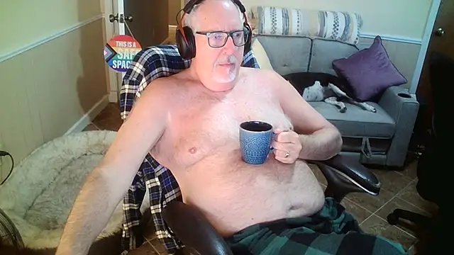 Snapshot of superbearboss chatting on 04.28.26 superbearboss online show from 04.28.26