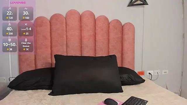 Snapshot of Zoewhitte chatting on 03.22.25 Zoewhitte online show from 03.22.25