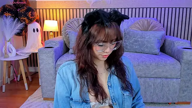 Snapshot of aleska_winter chatting on 10.19.25 aleska winter online show from 10.19.25