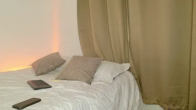 isahilton1 online show from 03.16.25