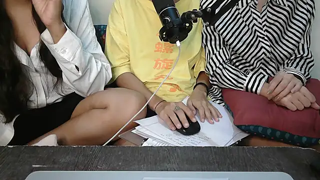 Snapshot of NaughtyThrouple007 chatting on 09.12.25 NaughtyThrouple007 online show from 09.12.25