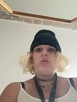 Snapshot of KITTYBOOBOOFUXX chatting on 10.25.25 KITTYBOOBOOFUXX online show from 10.25.25