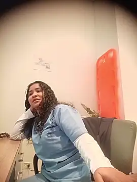 Snapshot of Paula6Colombia chatting on 11.13.25 Paula6Colombia online show from 11.13.25