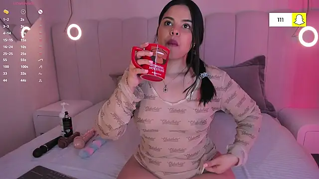 Snapshot of riri_candy chatting on 11.27.25 riri candy online show from 11.27.25