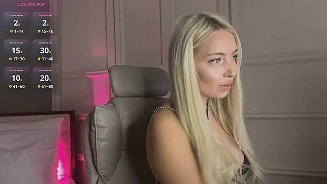 Snapshot of OhMyEmma chatting on 03.10.25 OhMyEmma online show from 03.10.25