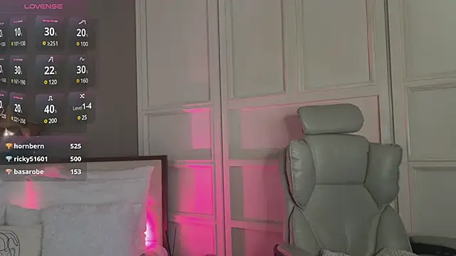 Snapshot of OhMyEmma chatting on 03.10.25 OhMyEmma online show from 03.10.25