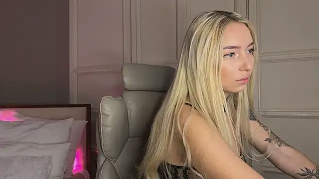 Snapshot of OhMyEmma chatting on 03.12.25 OhMyEmma online show from 03.12.25