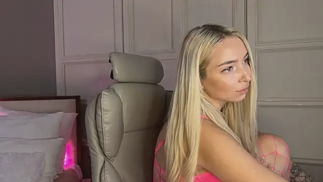 Snapshot of OhMyEmma chatting on 03.12.25 OhMyEmma online show from 03.12.25