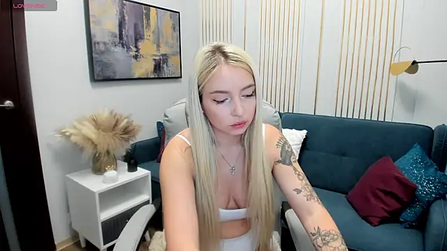 Snapshot of OhMyEmma chatting on 03.17.25 OhMyEmma online show from 03.17.25