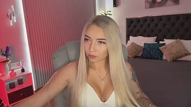 Snapshot of OhMyEmma chatting on 09.22.25 OhMyEmma online show from 09.22.25