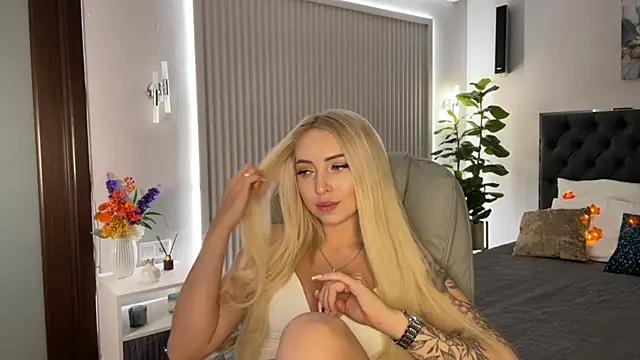 Snapshot of OhMyEmma chatting on 10.03.25 OhMyEmma online show from 10.03.25