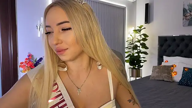 Snapshot of OhMyEmma chatting on 10.06.25 OhMyEmma online show from 10.06.25