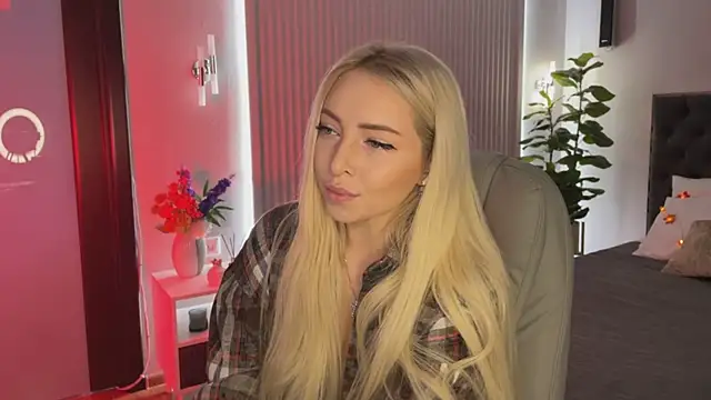 Snapshot of OhMyEmma chatting on 10.11.25 OhMyEmma online show from 10.11.25