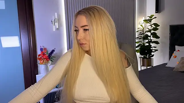 Snapshot of OhMyEmma chatting on 10.15.25 OhMyEmma online show from 10.15.25