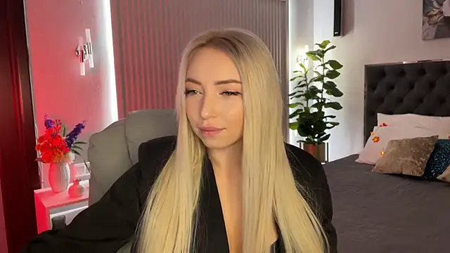 Snapshot of OhMyEmma chatting on 10.16.25 OhMyEmma online show from 10.16.25