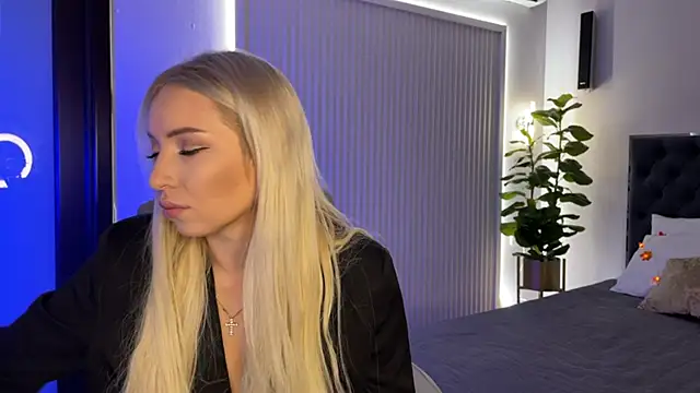 Snapshot of OhMyEmma chatting on 10.18.25 OhMyEmma online show from 10.18.25