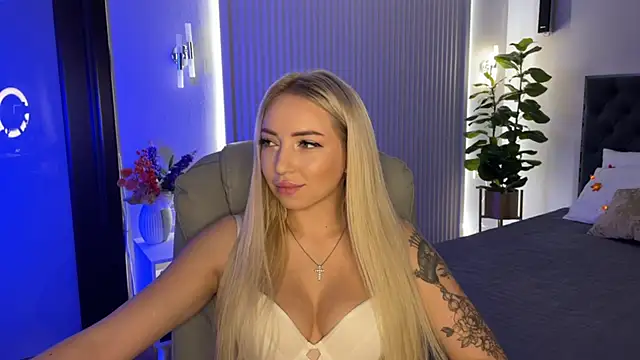 Snapshot of OhMyEmma chatting on 10.21.25 OhMyEmma online show from 10.21.25