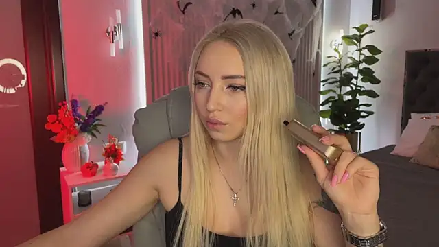 Snapshot of OhMyEmma chatting on 10.25.25 OhMyEmma online show from 10.25.25