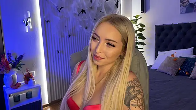 Snapshot of OhMyEmma chatting on 10.28.25 OhMyEmma online show from 10.28.25