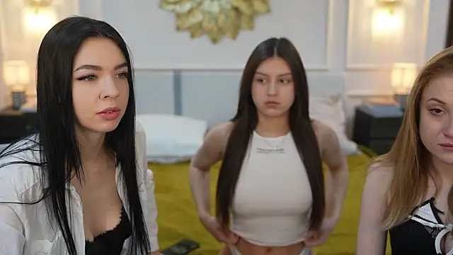 Snapshot of Molly_Crazy_ chatting on 03.10.25 Molly Crazy online show from 03.10.25