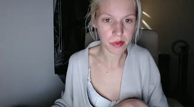 Snapshot of ElssaRush chatting on 03.14.25 ElssaRush online show from 03.14.25