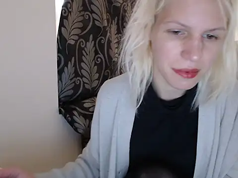 Snapshot of ElssaRush chatting on 03.18.25 ElssaRush online show from 03.18.25