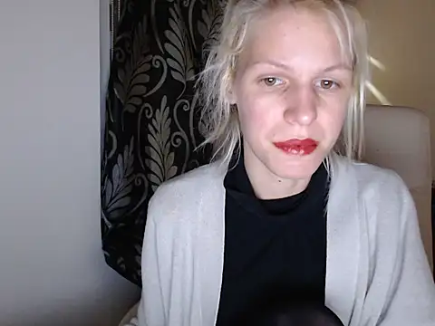 Snapshot of ElssaRush chatting on 03.18.25 ElssaRush online show from 03.18.25