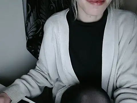 Snapshot of ElssaRush chatting on 03.19.25 ElssaRush online show from 03.19.25