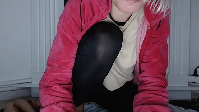 Snapshot of ElssaRush chatting on 10.19.25 ElssaRush online show from 10.19.25