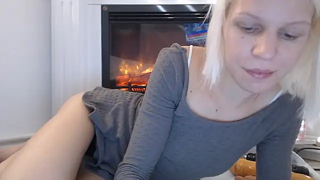 Snapshot of ElssaRush chatting on 10.20.25 ElssaRush online show from 10.20.25