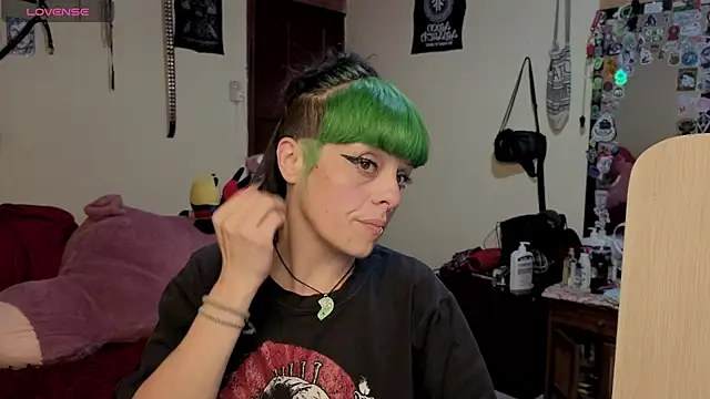 Snapshot of freyaa_sorcerees chatting on 12.15.25 freyaa sorcerees online show from 12.15.25