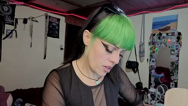 Snapshot of freyaa_sorcerees chatting on 12.17.25 freyaa sorcerees online show from 12.17.25